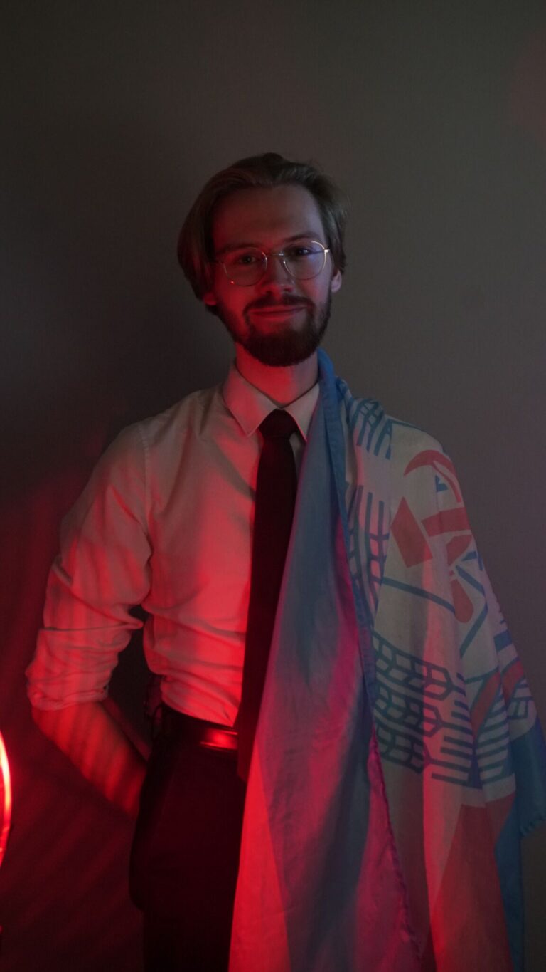 Erik Uden: Porträt mit Fahne